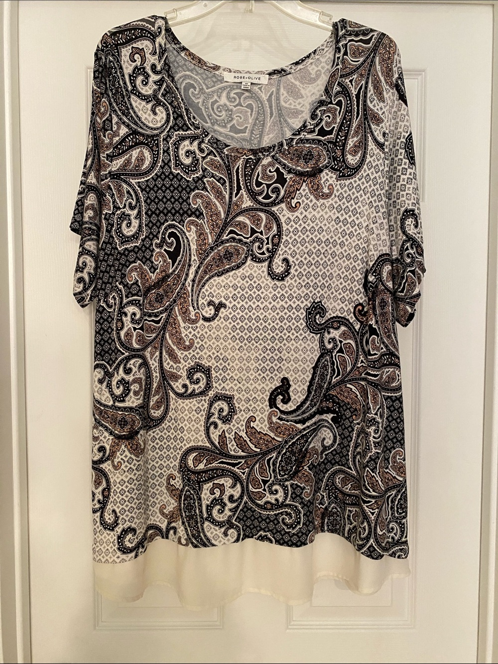 Rose + Olive Women's Paisley Print Scoop Neck Top/Tunic